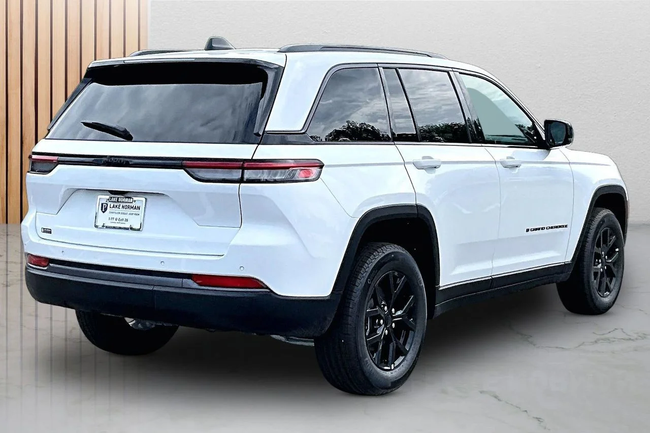 New 2026 Bright White Clear-Coat Exterior Paint Jeep Altitude image 9
