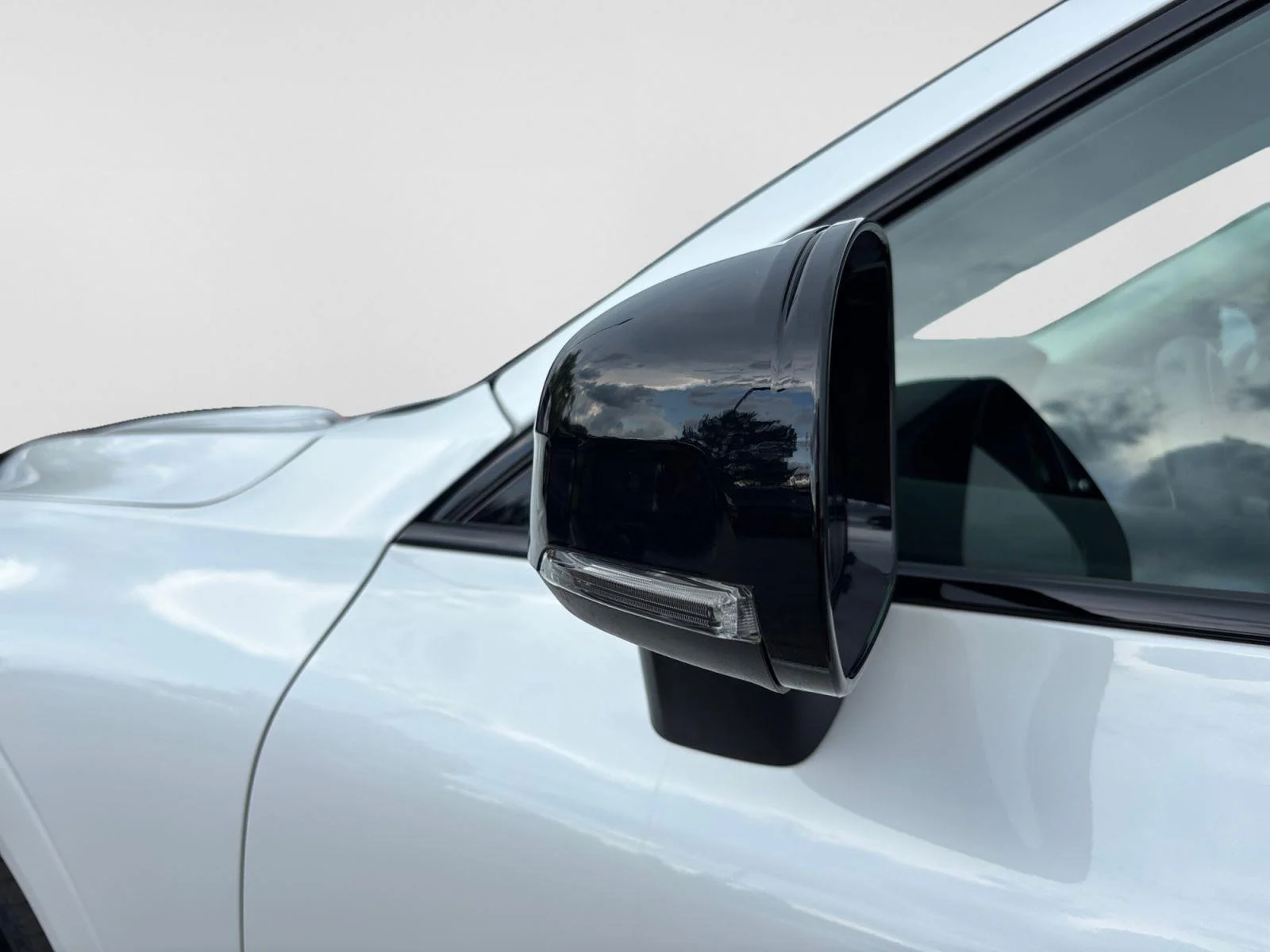 Used 2024 Crystal White Metallic Volvo Plus Dark Theme image 54