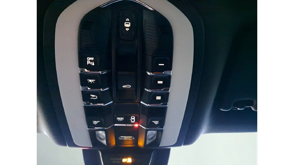 Used 2018  Porsche Base image 33
