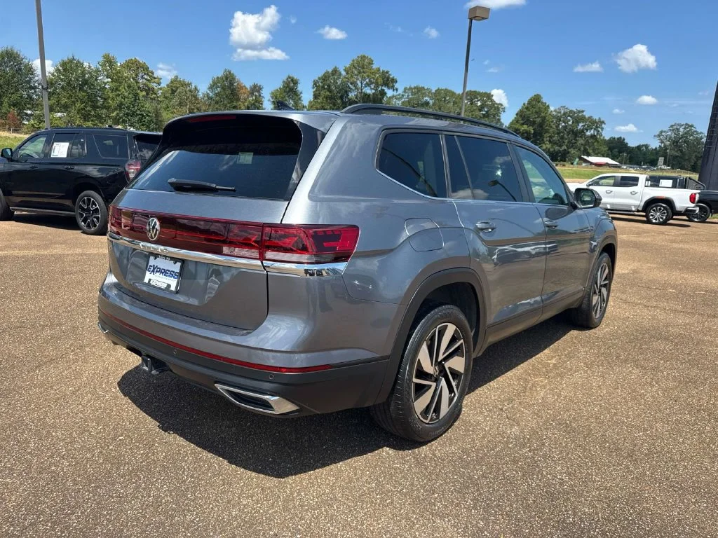Used 2025 Gray Volkswagen 2.0T SE w/Technology image 8
