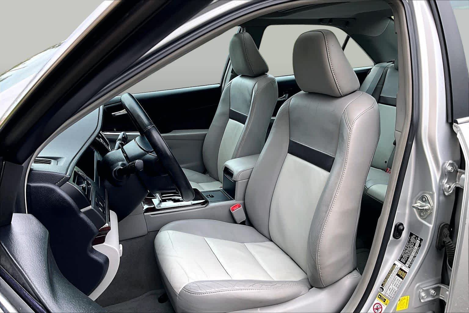 Used 2013 Classic Silver Metallic Toyota XLE image 9