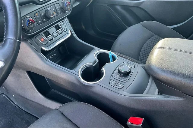 Used 2021 White GMC SLE image 17