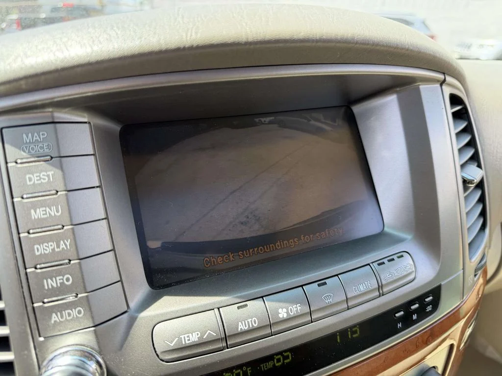 Used 2004 White Lexus 470 image 35