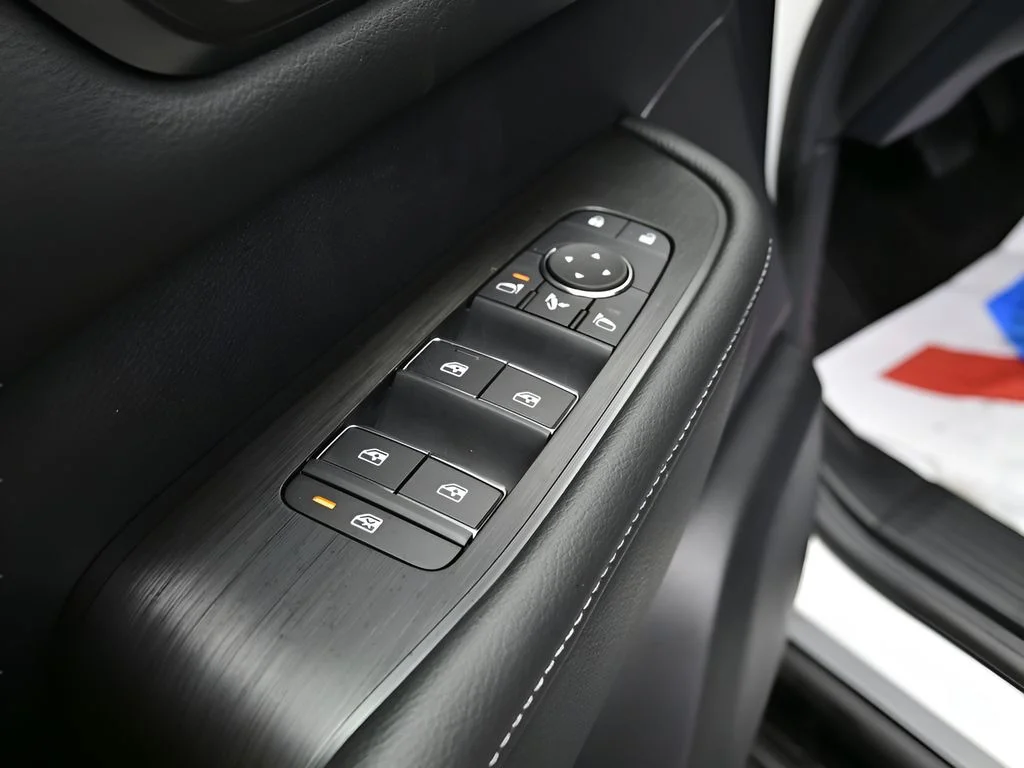 New 2025 2t Wht Blk Nissan PRO-4X image 18
