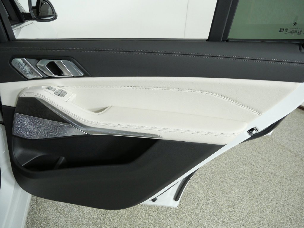 Used 2027 Mineral White Metallic BMW xDrive40i image 26