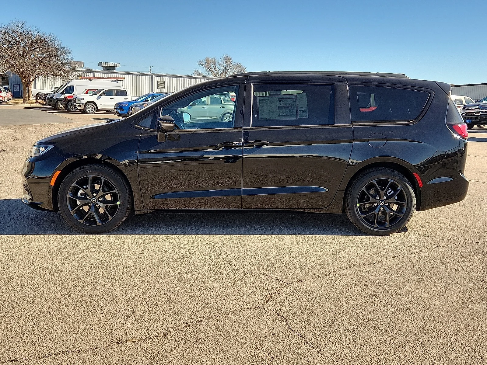 New 2026 Diamond Black Crystal Pearl-Coat  Paint Chrysler LIMITED image 2