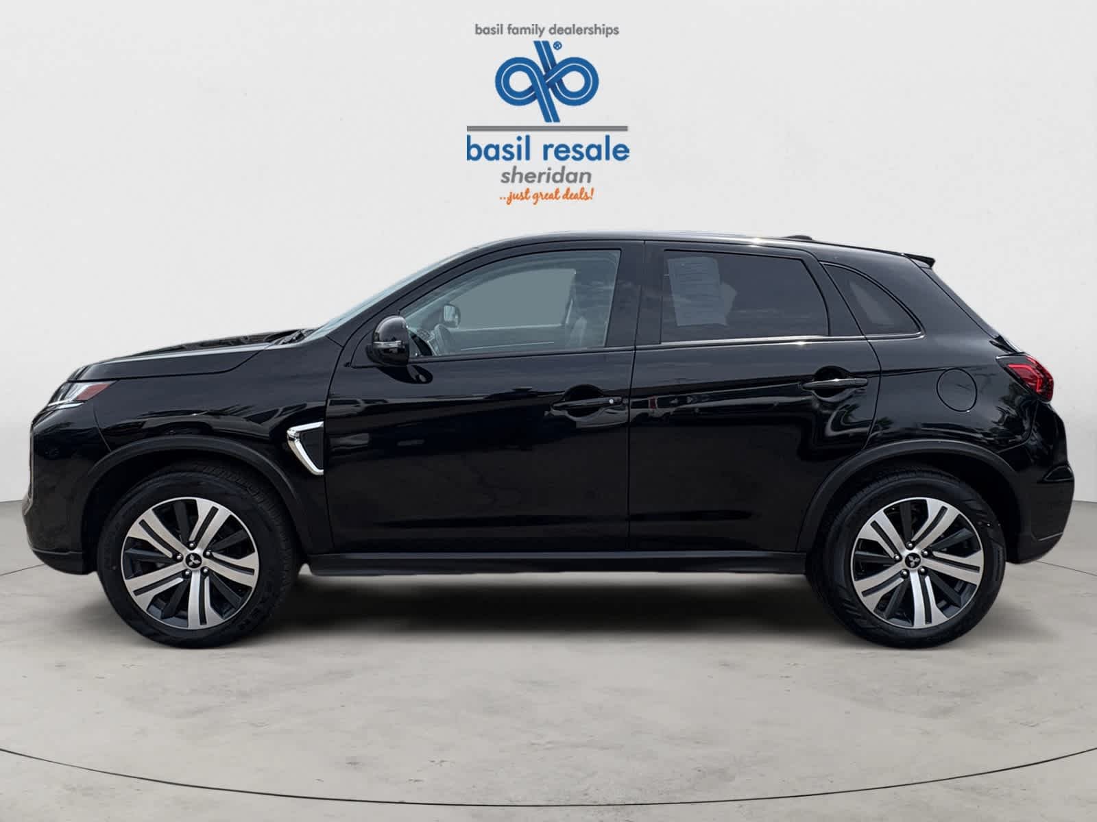 Used 2025 Labrador Black Pearl Mitsubishi SE image 3