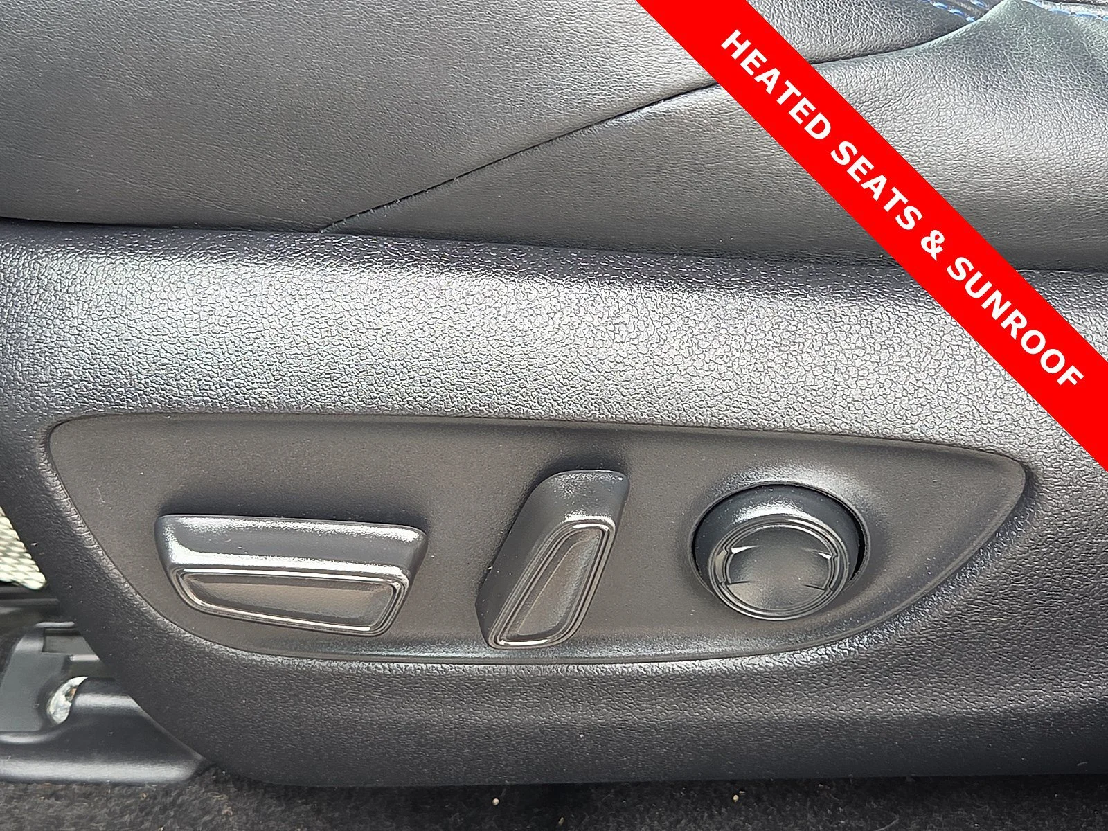 Used 2022 Blizzard Pearl/Midnight Black Metallic Toyota Hybrid XSE image 14