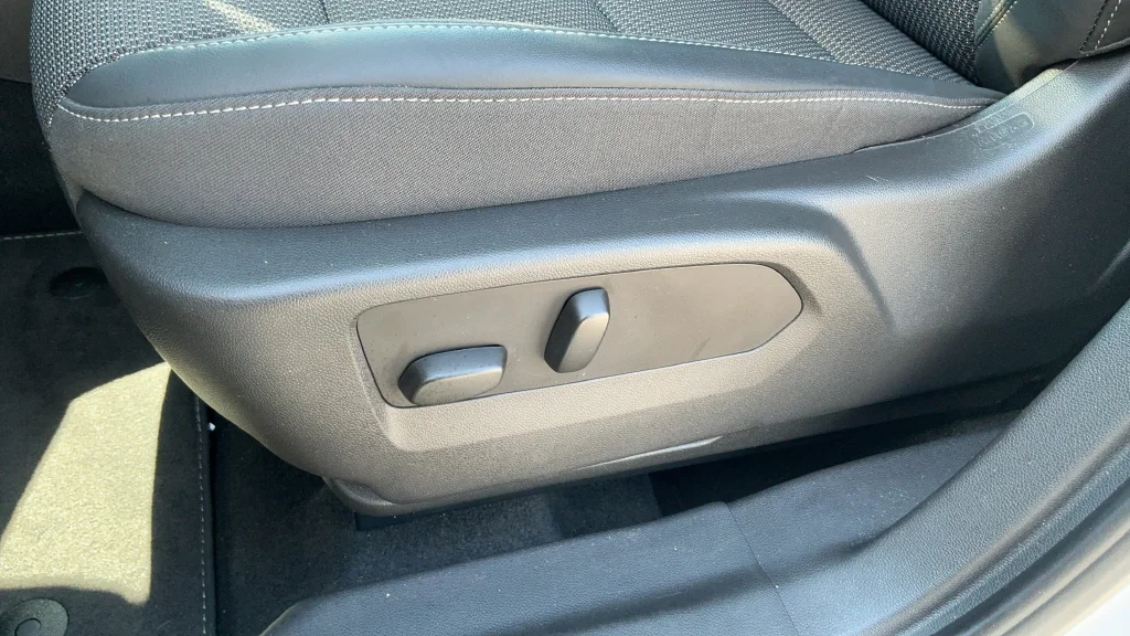 Used 2022 White Buick Preferred image 19
