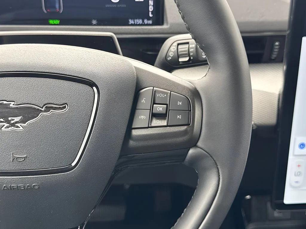 Used 2023 White Ford Select image 16