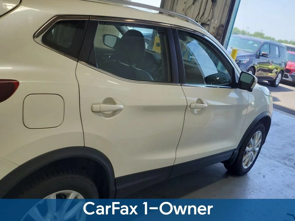Used 2022 White Nissan SV image 3