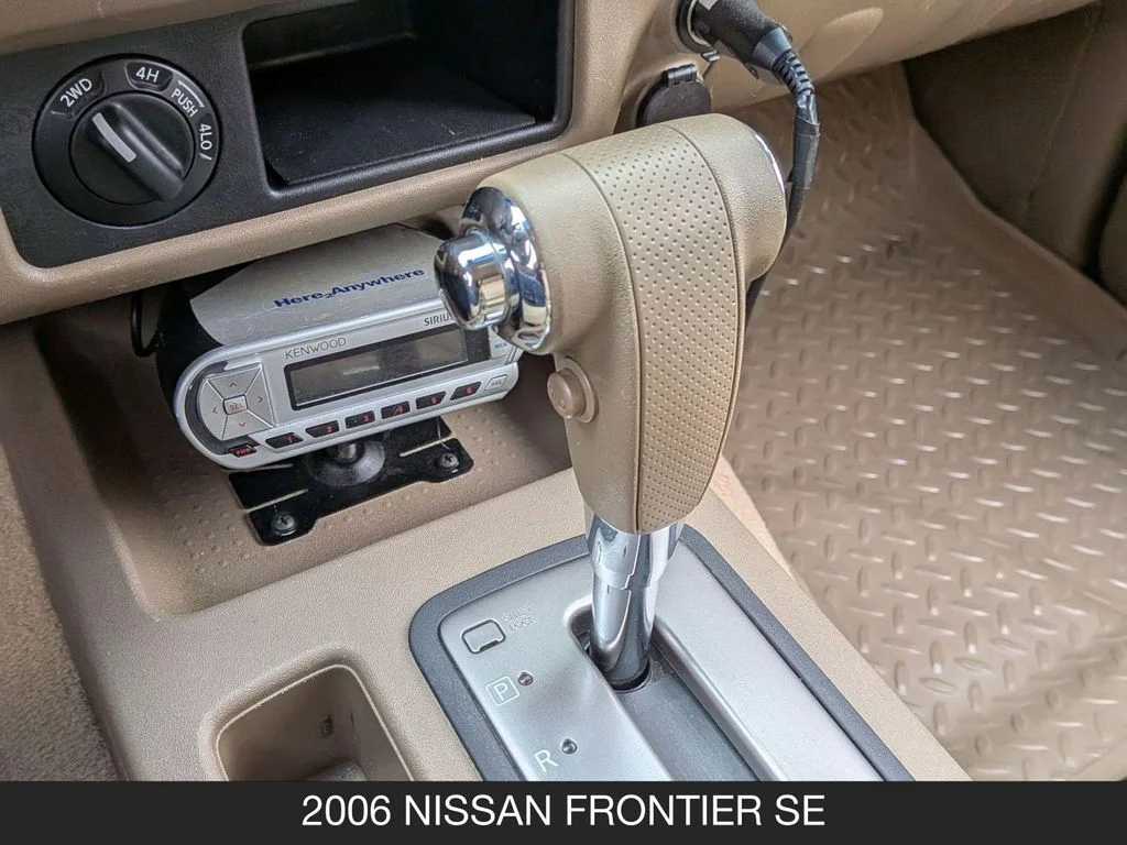 Used 2006 White Nissan SE image 20