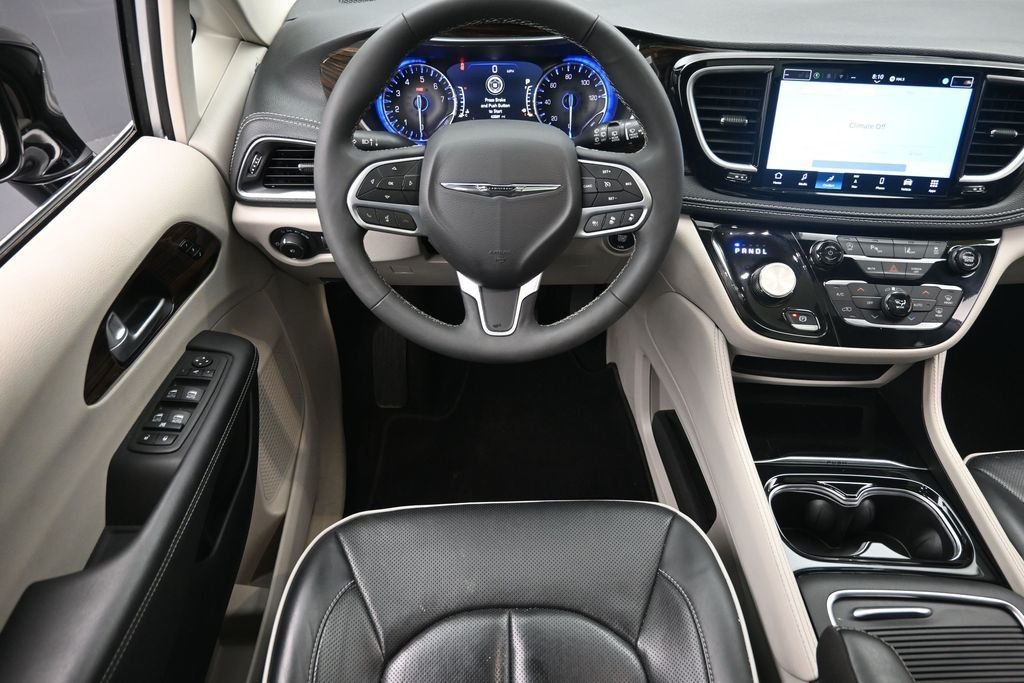Used 2024 Silver Chrysler Limited image 18