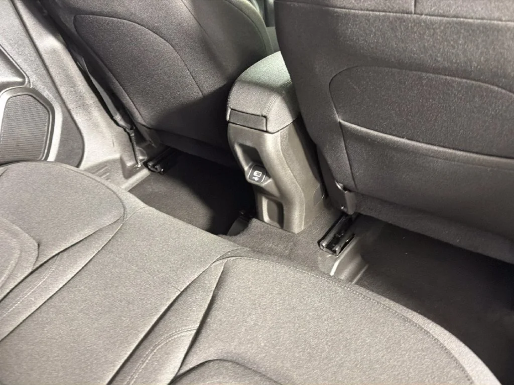 Used 2021  Jeep Latitude image 31