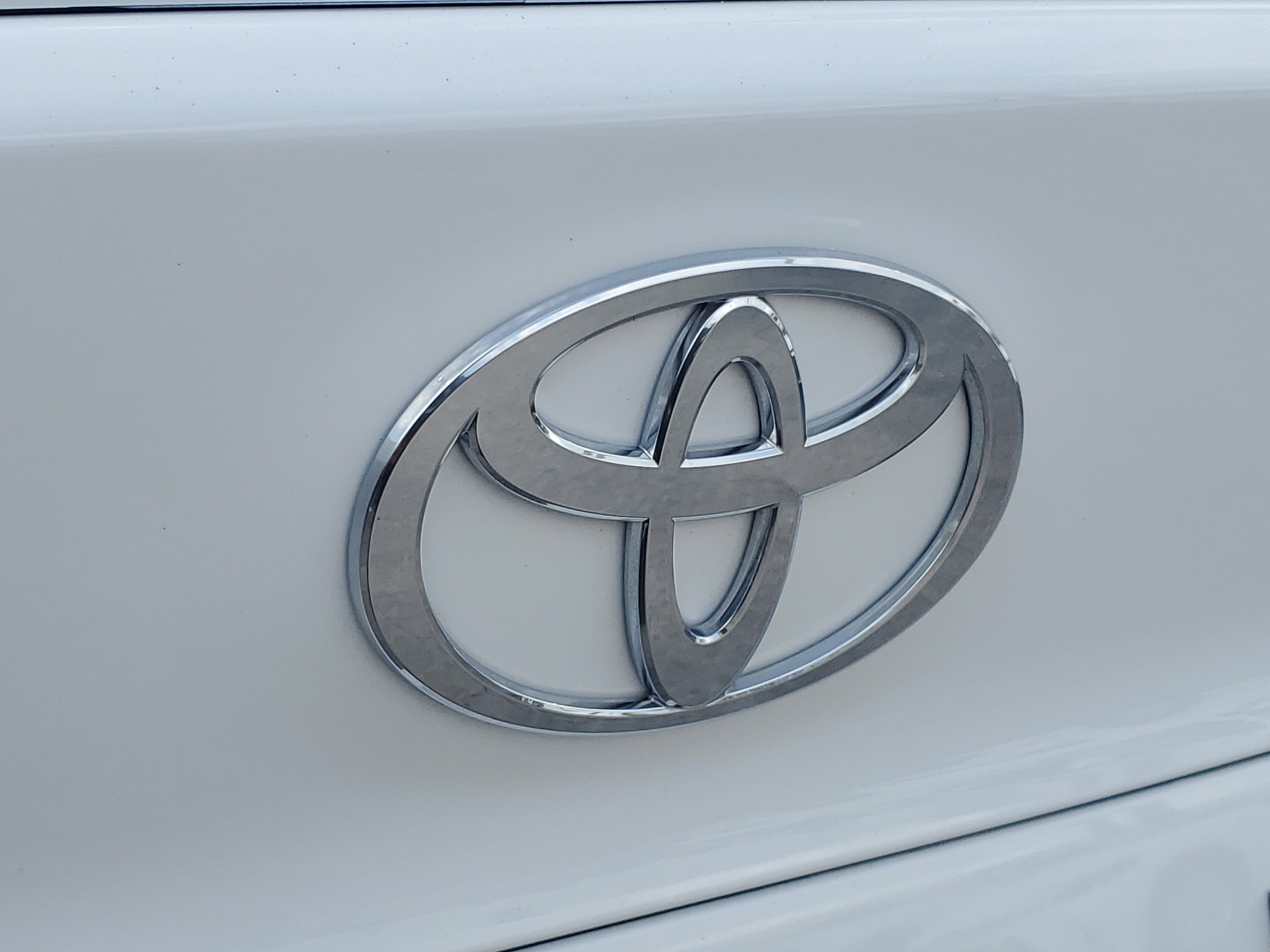 Used 2025 Ice Cap Toyota SE image 10