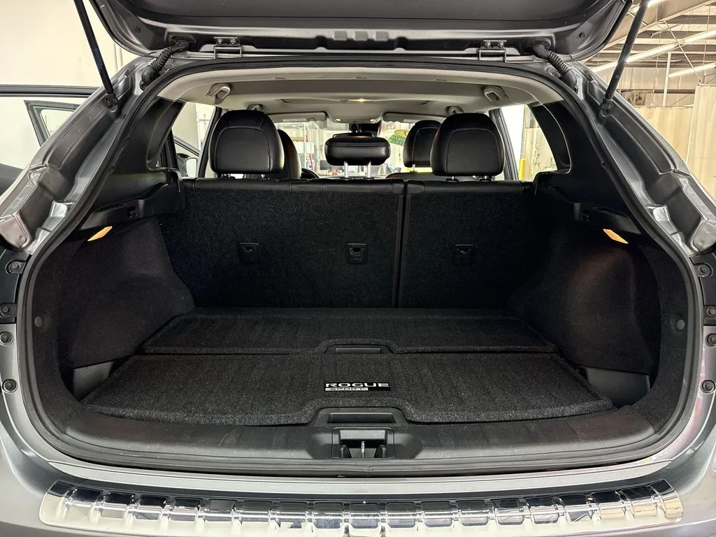 Used 2019 Gun Metallic Nissan SL image 34