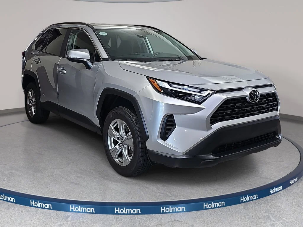 Used 2025 Silver Toyota XLE image 4