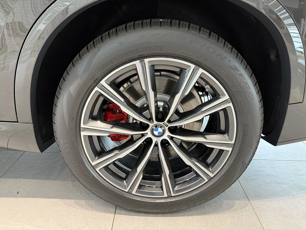 New 2026 Dravit Grey Metallic BMW xDrive50e image 7