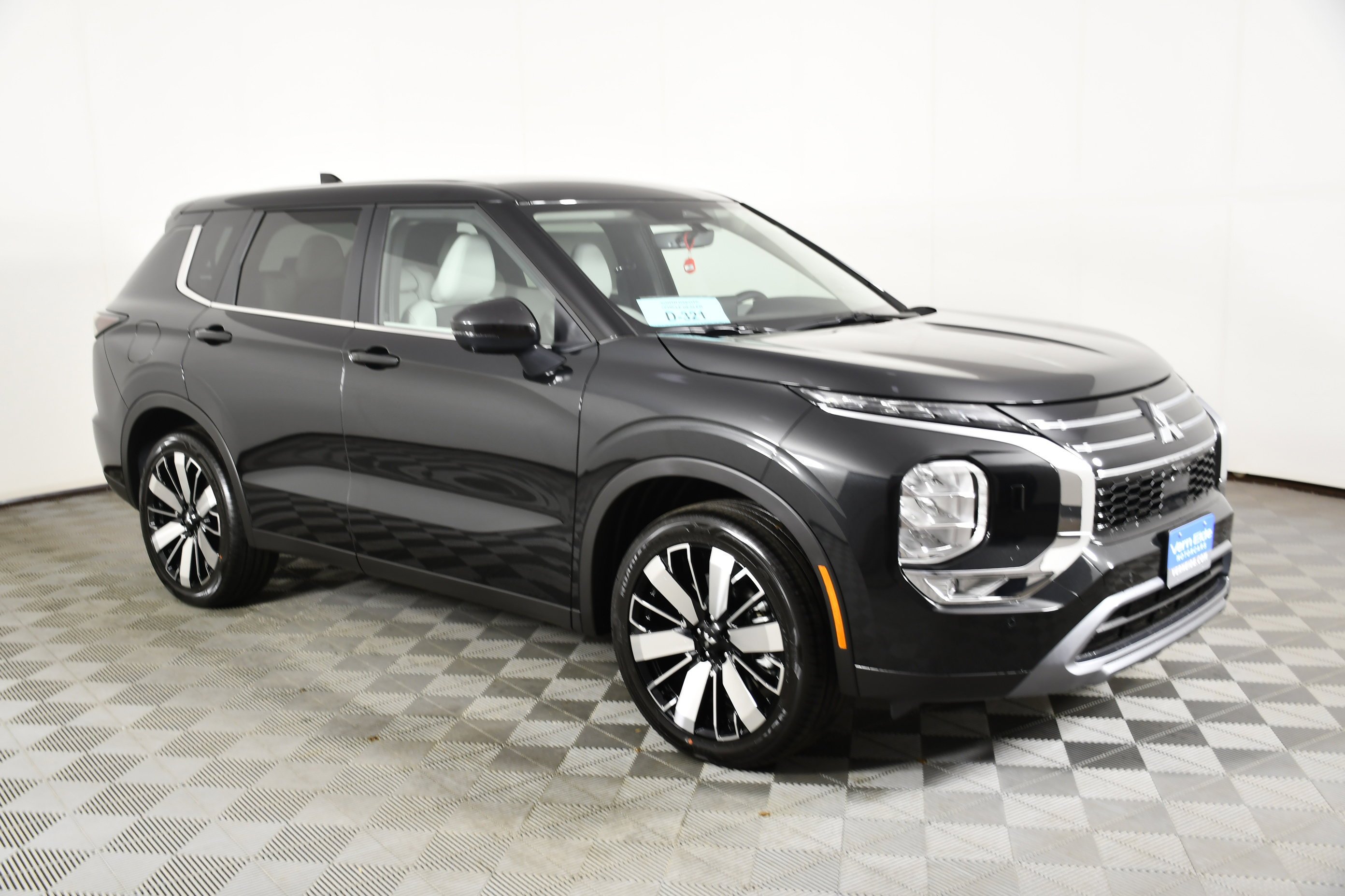 New 2026 Black Diamond Mitsubishi SE image 4