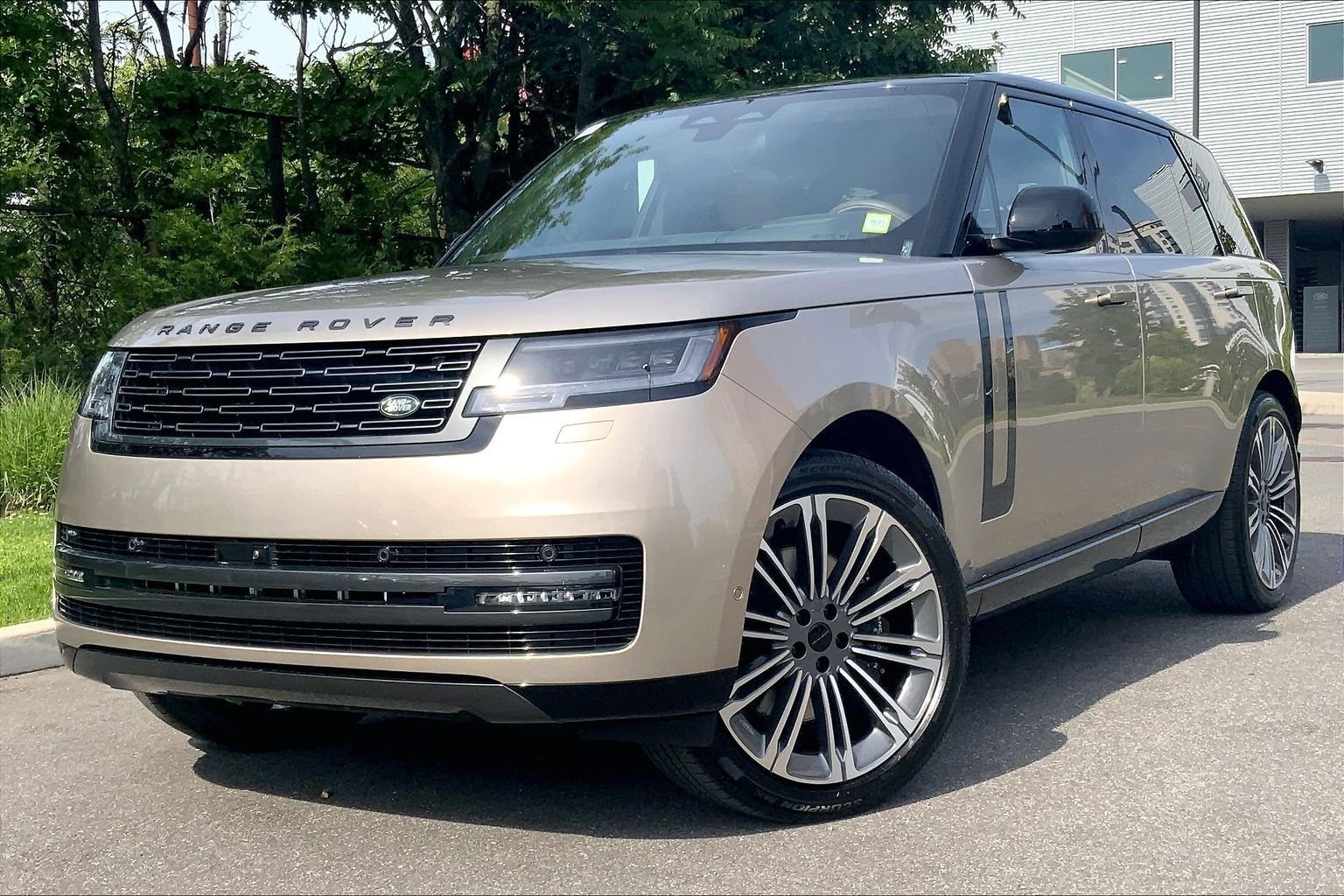 New 2026 Batumi Gold LAND ROVER SE LWB 7-Seats / V8 image 1