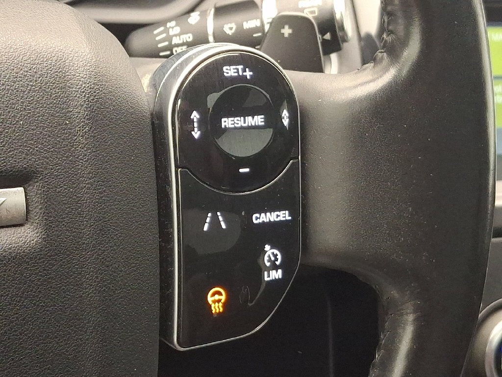 Used 2020  Land Rover SE image 24