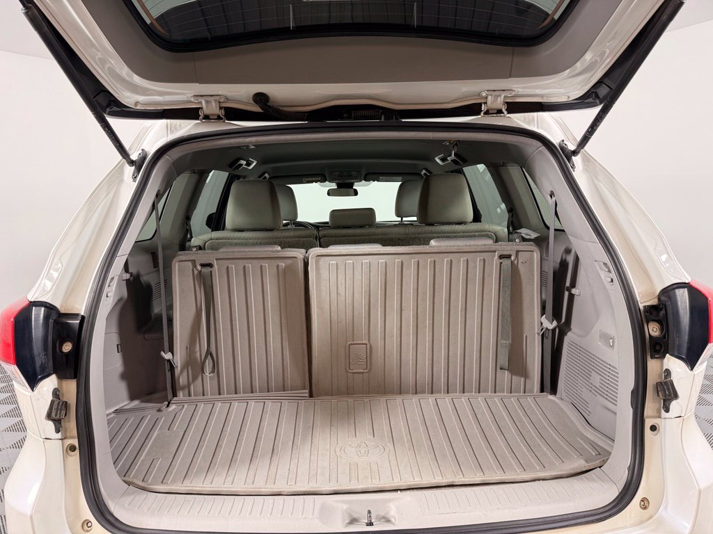 Used 2019 White Toyota LE image 14