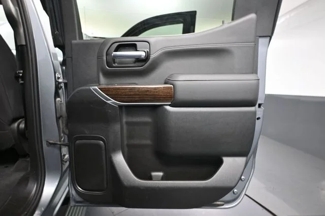 Used 2021 Silver GMC Elevation image 34