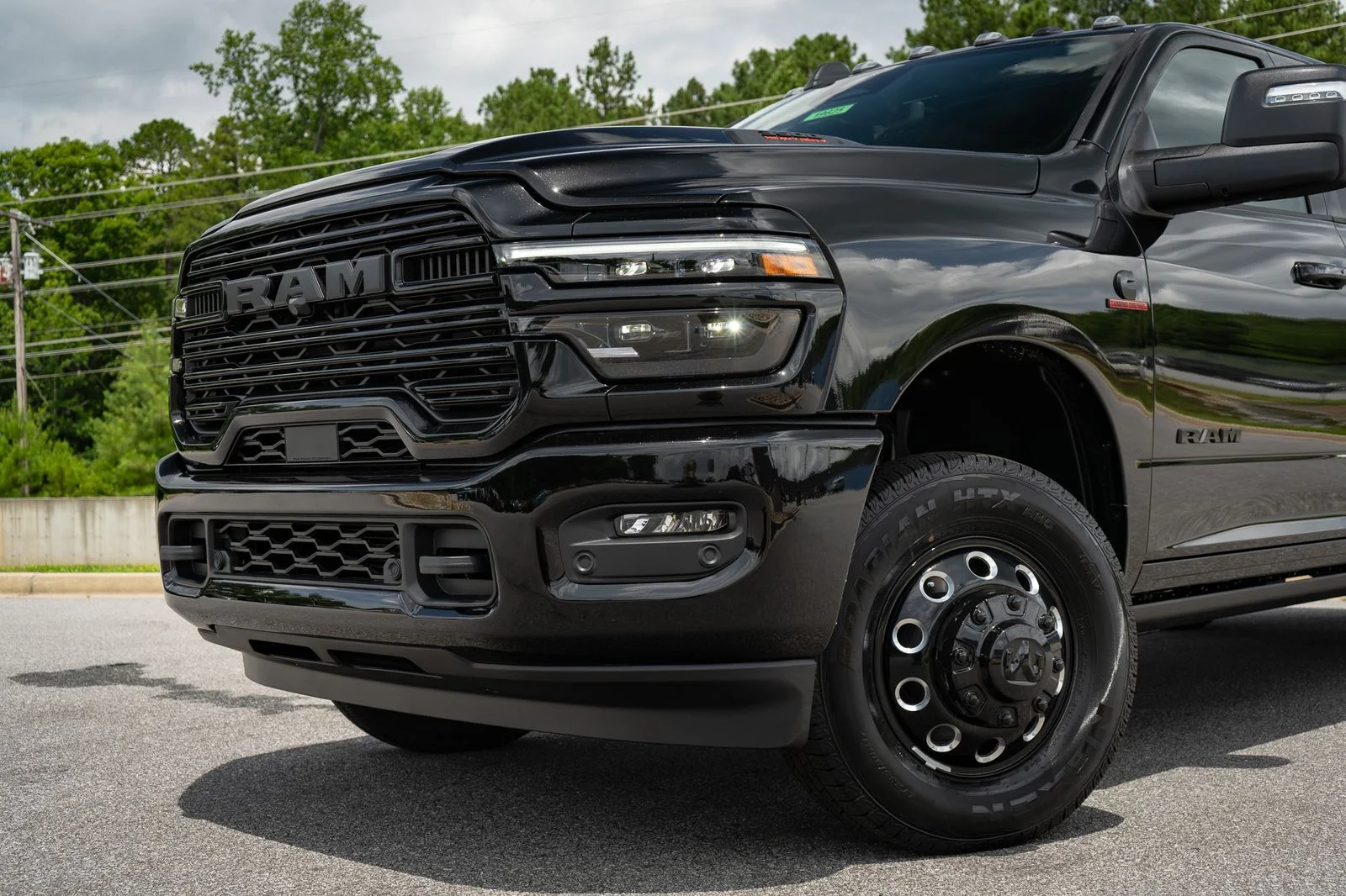 New 2026 Diamond Black Crystal Pearl-Coat Exterior Paint RAM Laramie image 6