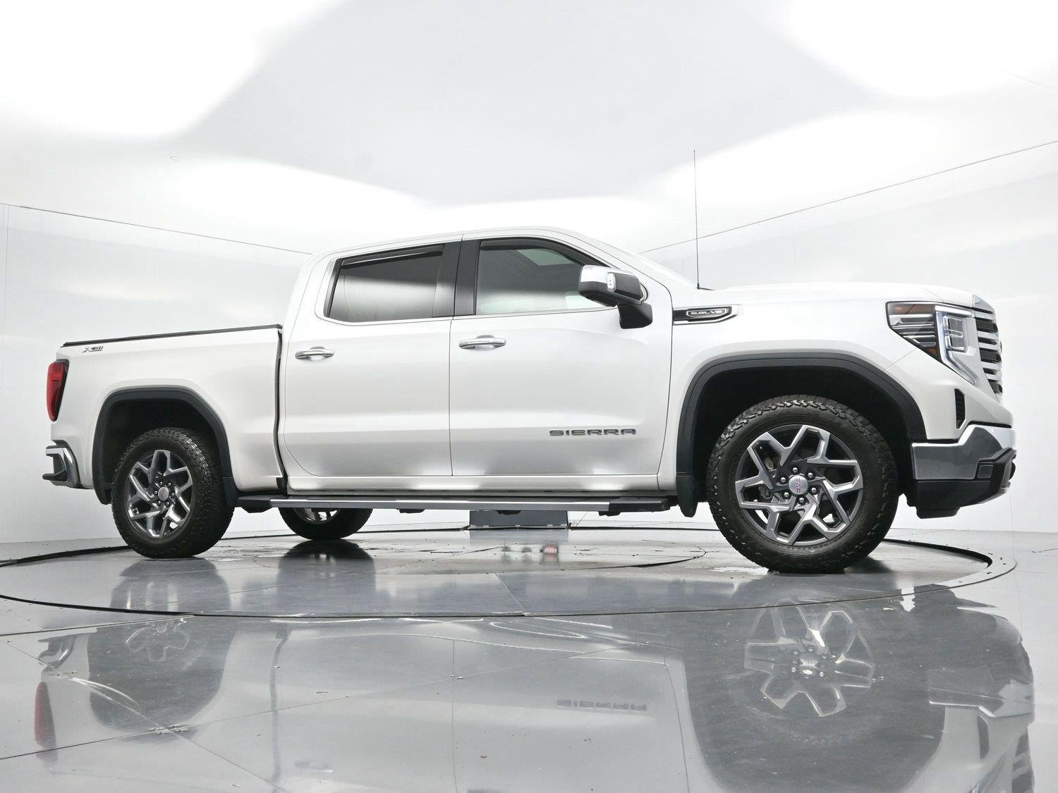 Used 2023 White Frost Tricoat GMC SLT image 45