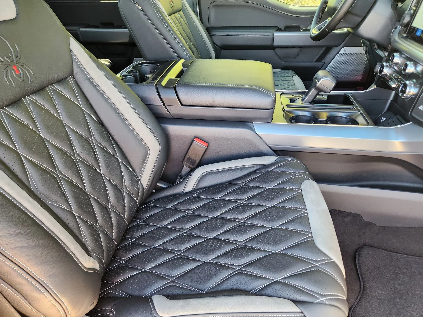 2025 Ford F-150 XLT - Photo 10