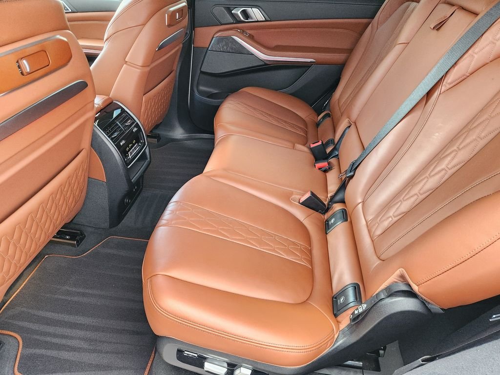 Used 2023 White Metallic BMW xDrive40i image 30
