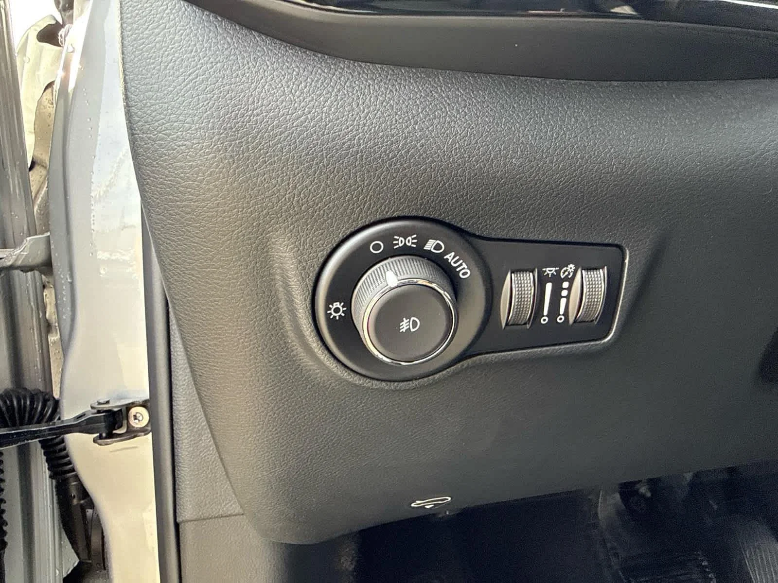 New 2026 Silver Zynith Metallic Clearcoat Jeep Limited Altitude image 15