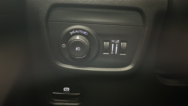 Used 2024 Diamond Black Crystal Pearlcoat Jeep Limited image 34