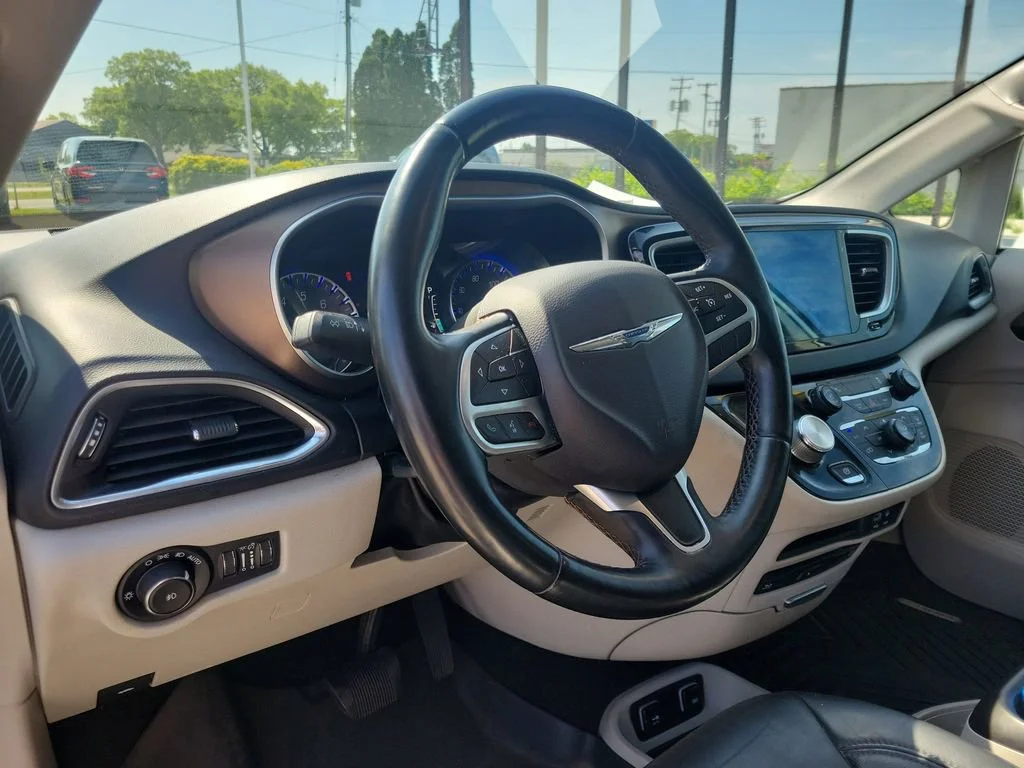 Used 2017 White Chrysler Touring-L Plus image 22