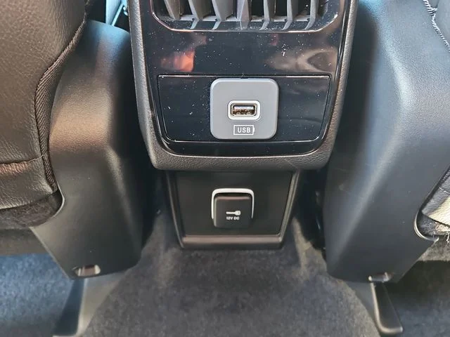 New 2026 Bright White Clear-Coat Exterior Paint Jeep Latitude image 15
