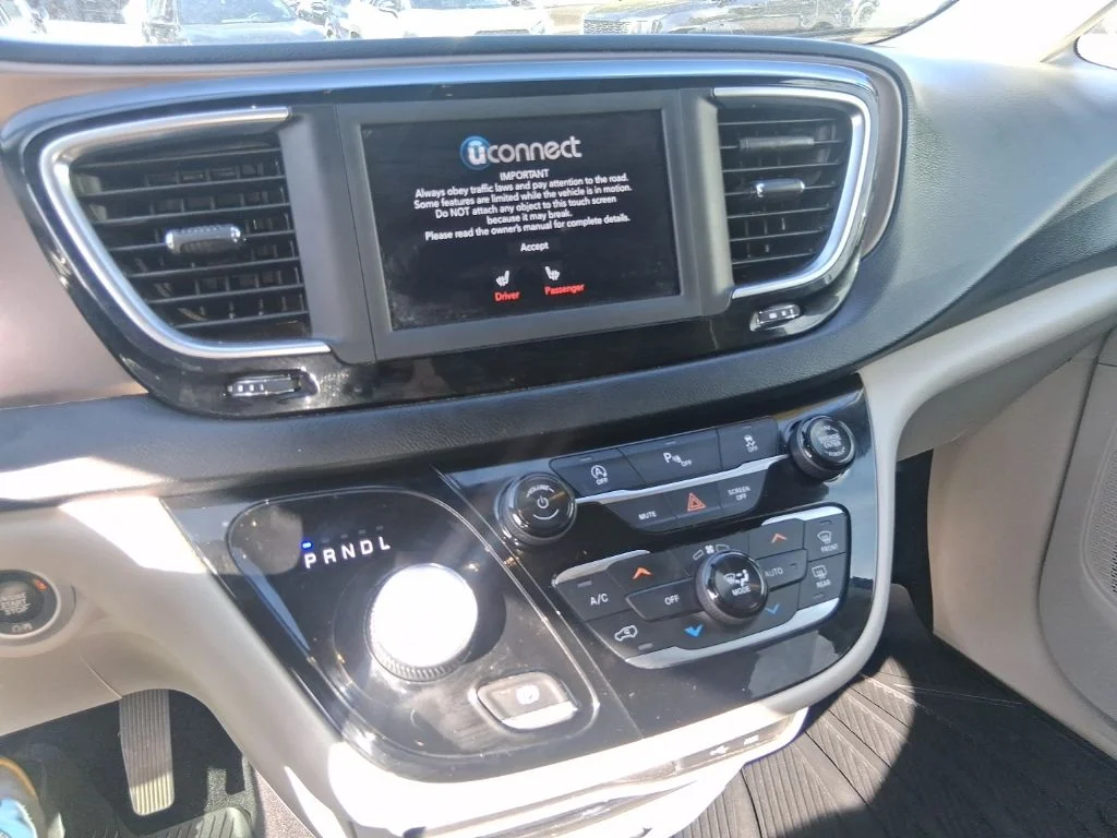 Used 2018 Gray Chrysler Touring L image 15