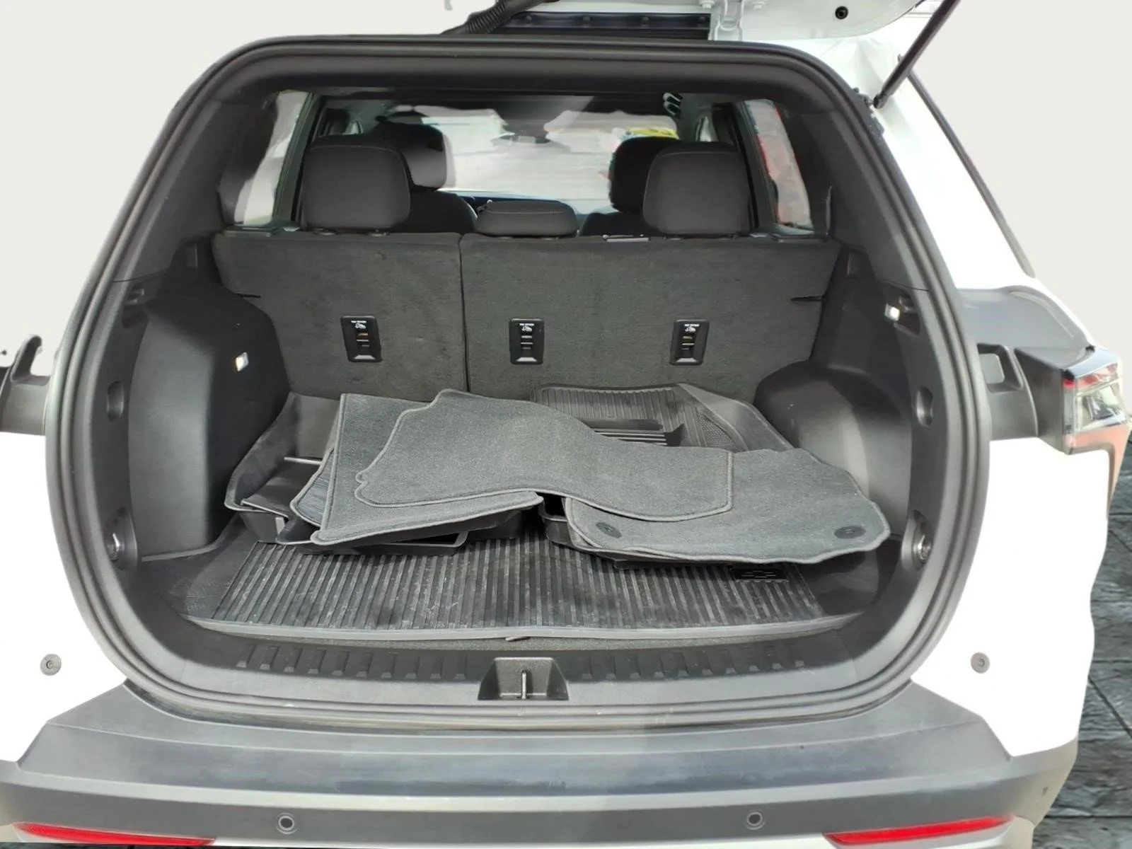 Used 2025 Summit White Chevrolet LT image 15