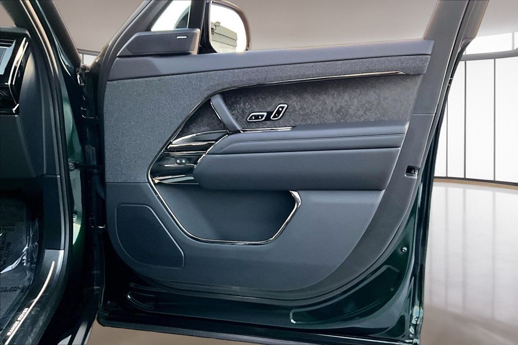 Certified Used 2025 British Racing Green SV Bespoke Ultra Met Gloss Land Rover Dynamic SE image 26