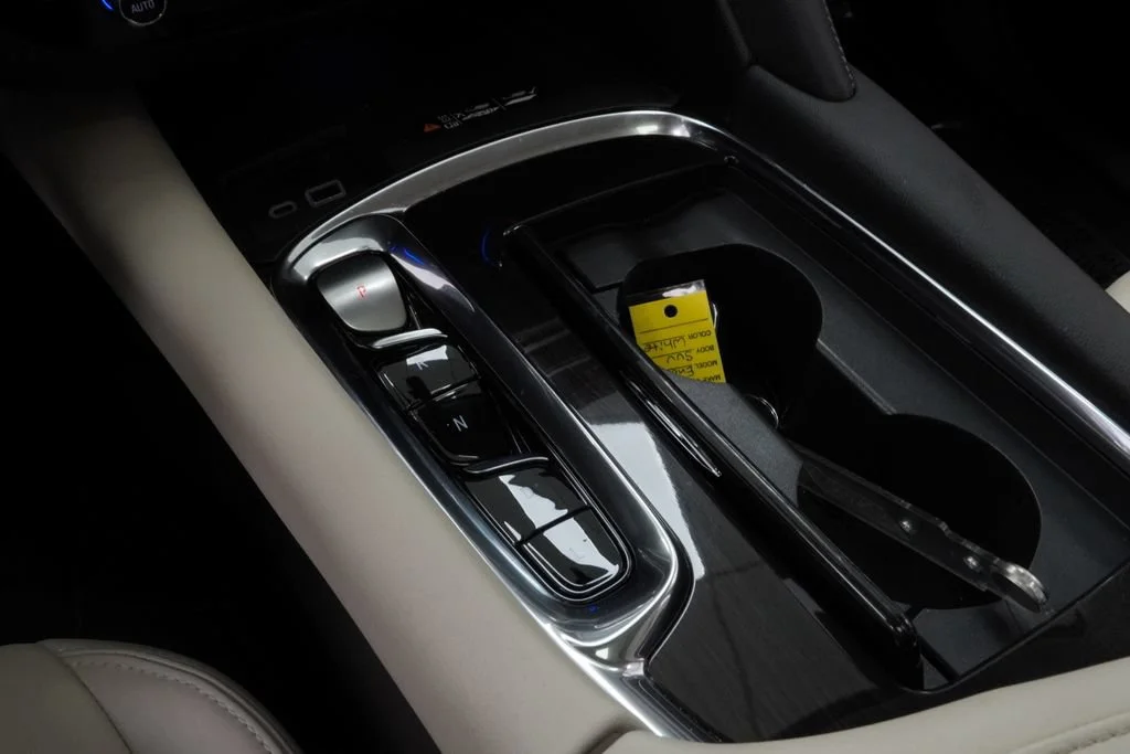 Used 2023 Summit White Buick Essence image 23