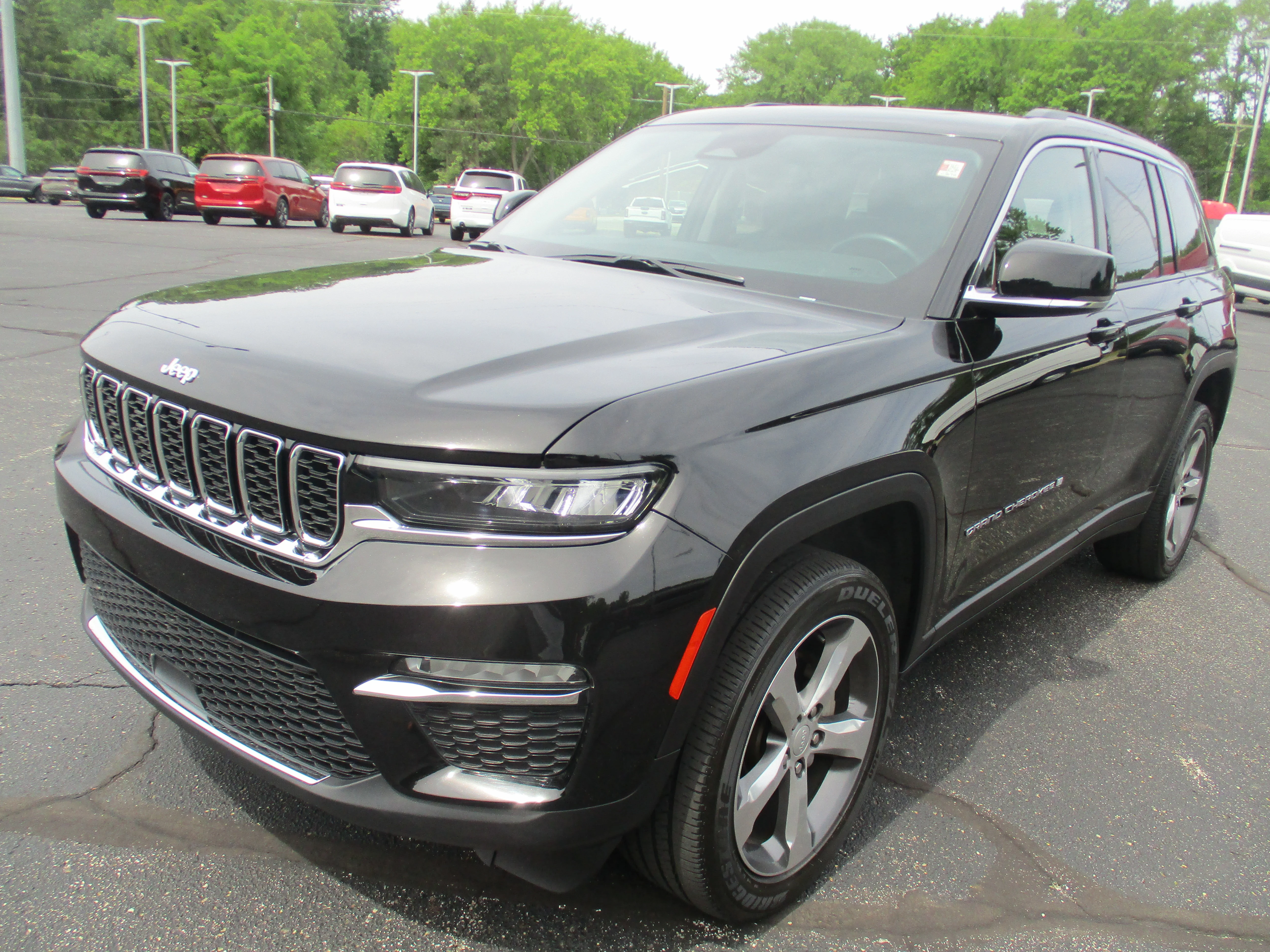 Certified Used 2022 Diamond Black Crystal Pearlcoat Jeep Limited image 4