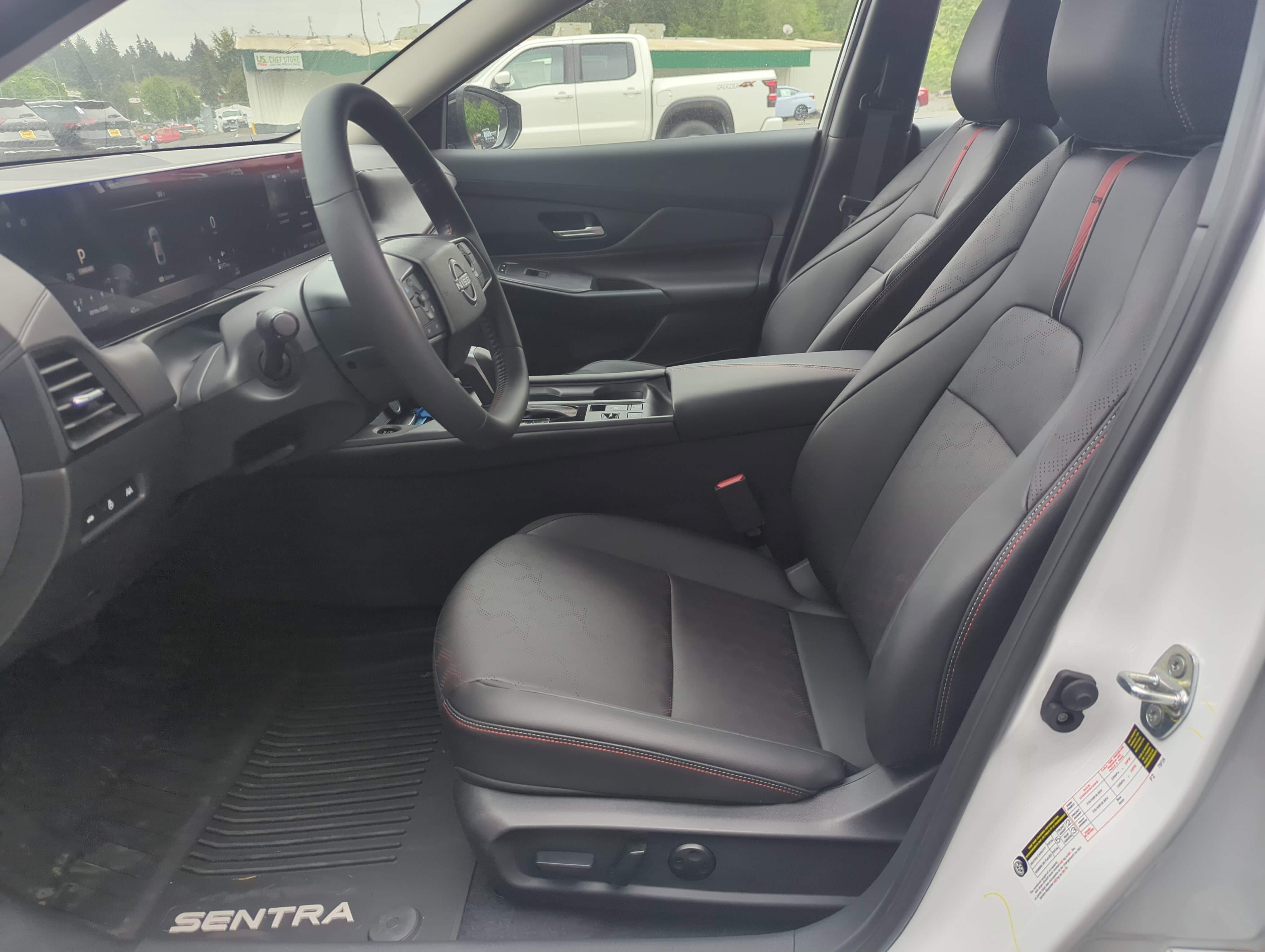 New 2026 Aspen White Tricoat/Super Black Nissan SR image 10