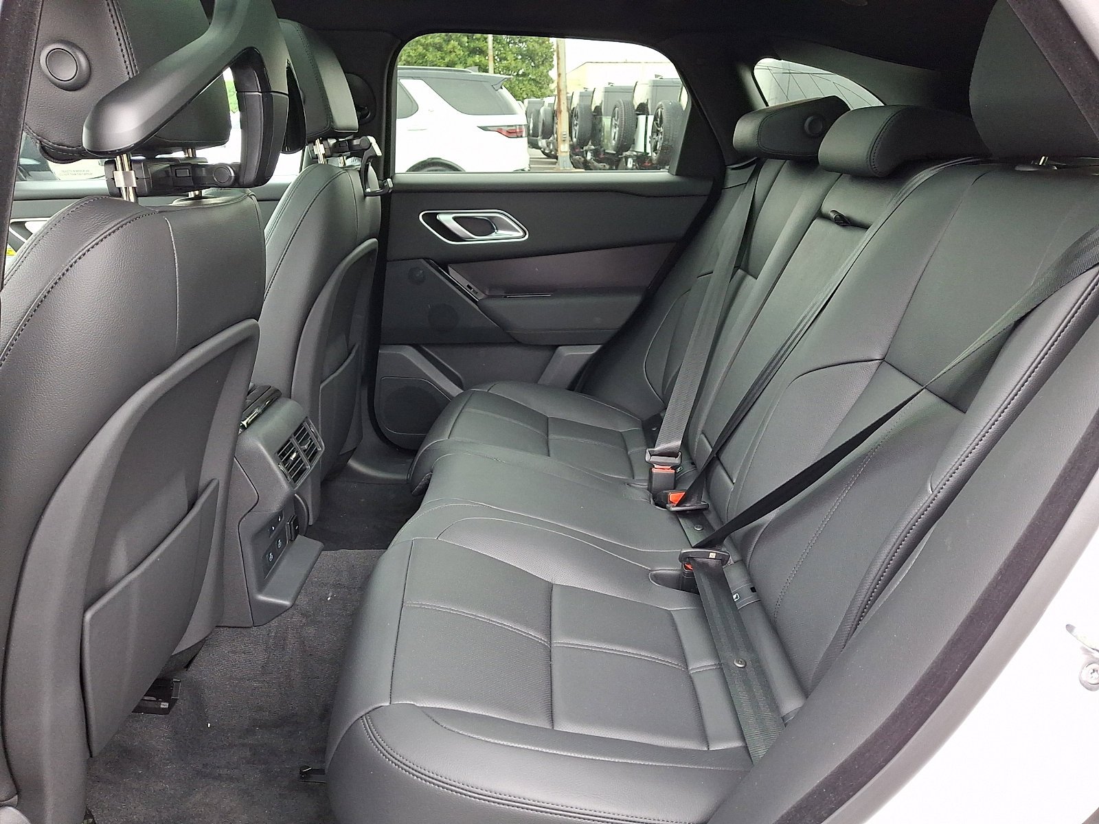 New 2026 Ostuni Pearl White Land Rover Dynamic SE image 5