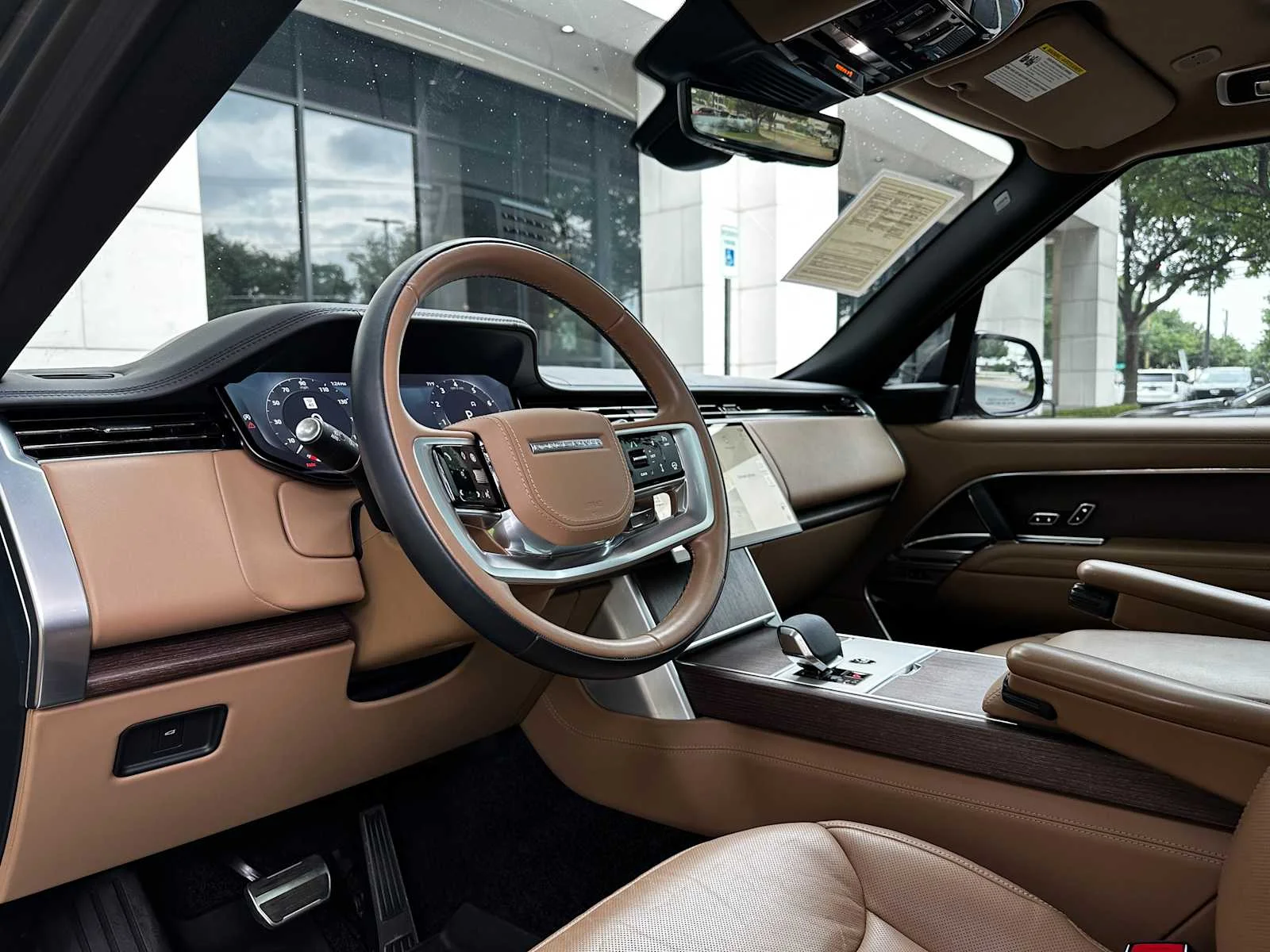 Used 2024  Land Rover SE image 8