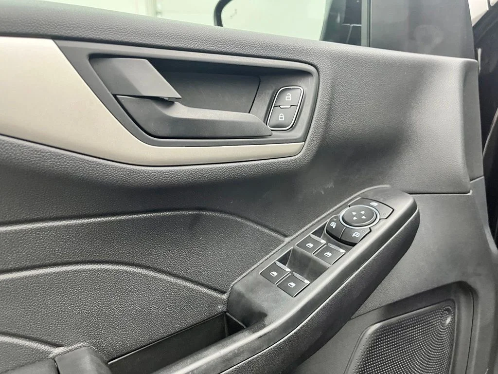 Used 2022 Black Ford SE image 18