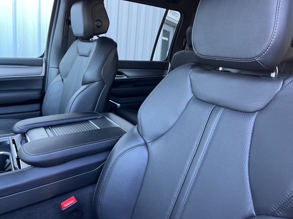 New 2026 Bright White Clear-Coat Exterior Paint Jeep Limited Altitude image 4