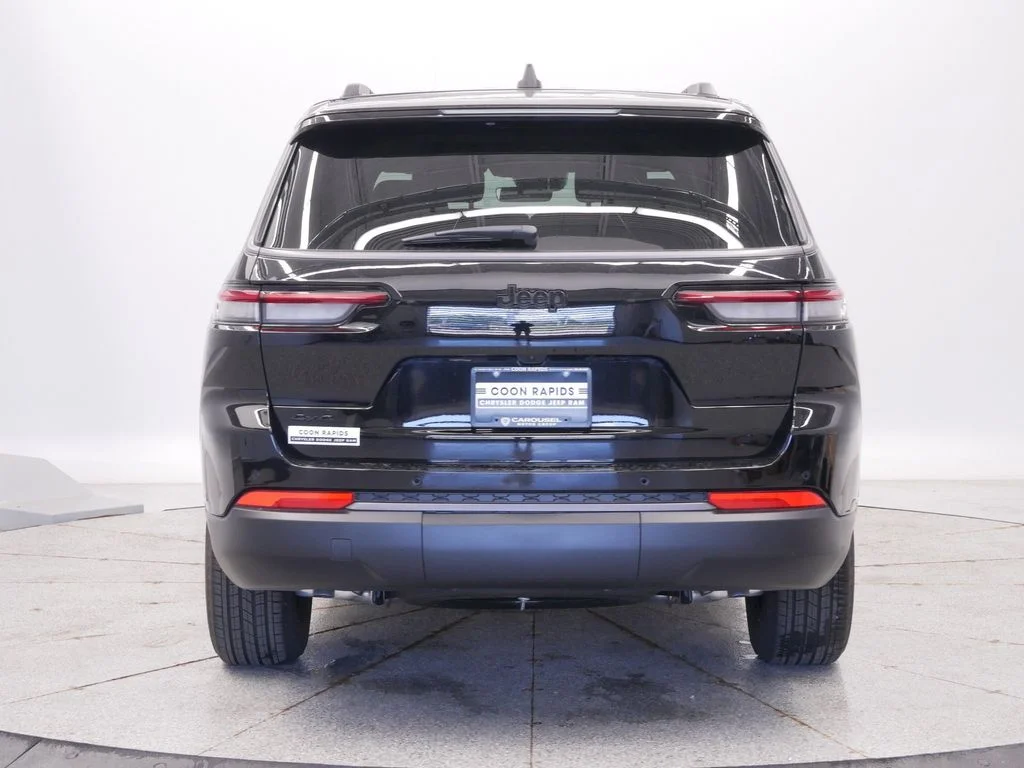 New 2026 Diamond Black Crystal Pearl-Coat Exterior Paint Jeep Altitude image 4