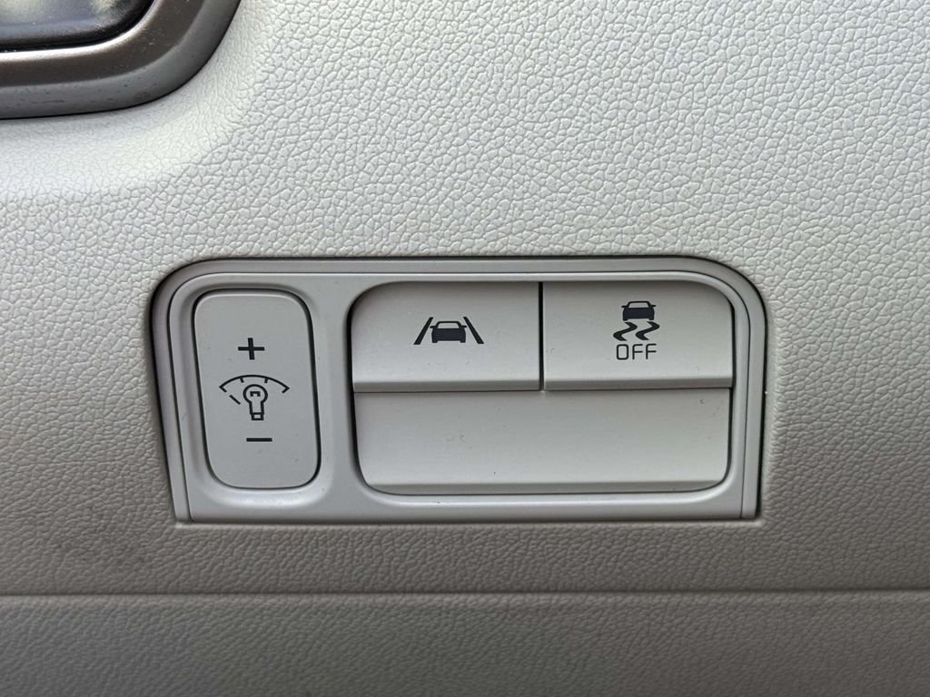 Used 2023 Silver Kia X-Line S image 28
