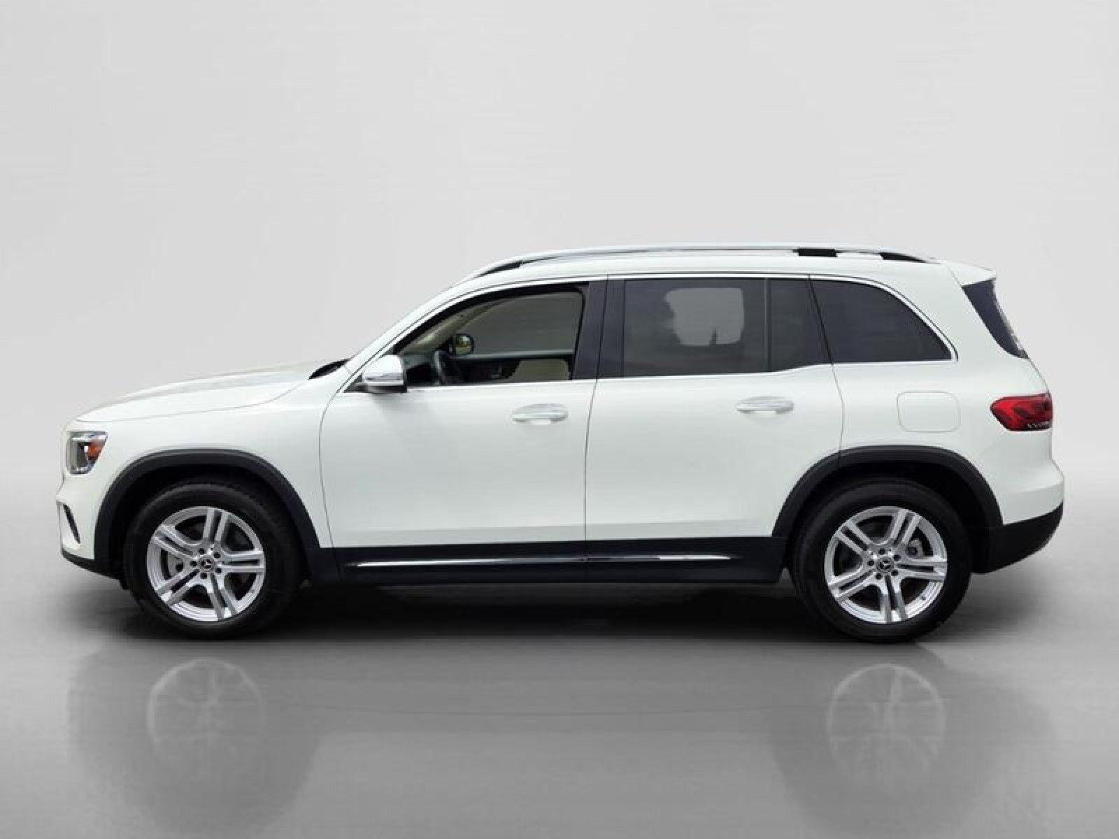 Certified Used 2022 Polar White Mercedes-Benz GLB 250 image 2