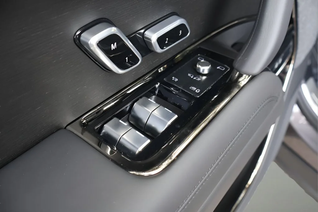 New 2026 Charente Grey Land Rover Dynamic SE image 10