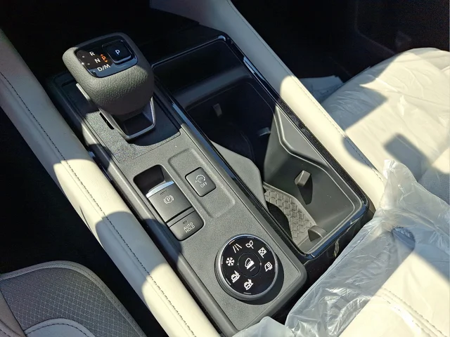 New 2026 Everest White Pearl TriCoat Nissan SL image 10